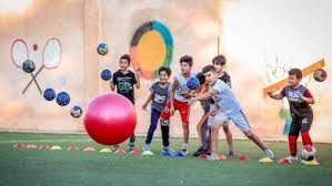 赢球感觉真爽！詹姆斯与东契奇赛后再次相拥庆祝